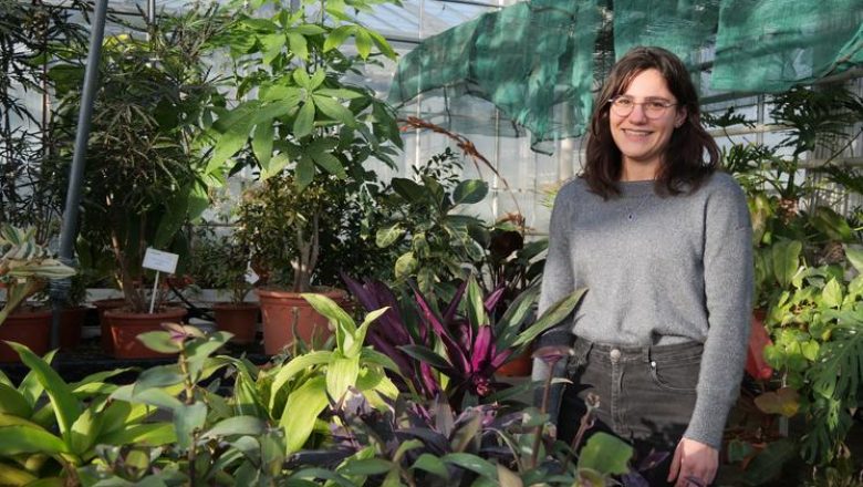 Photo de la fondatrice de Simplante, entourée de plantes