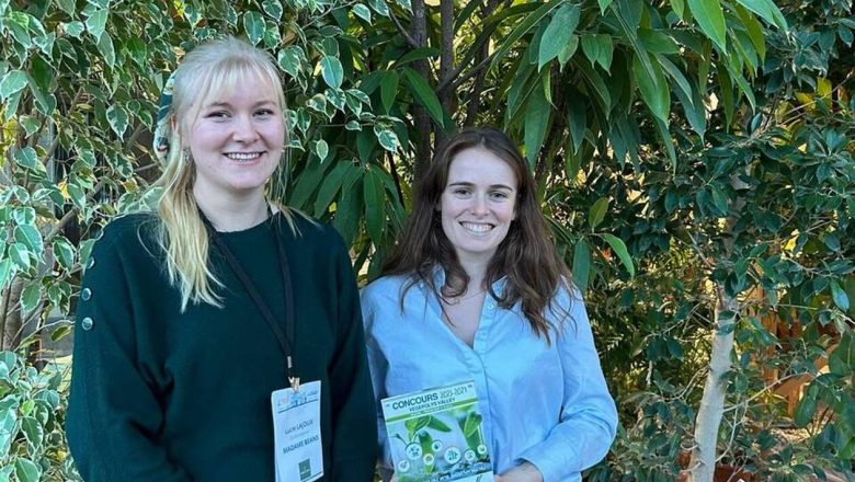 deux entrepreneuses environnementales sont debout pour présenter leur projet