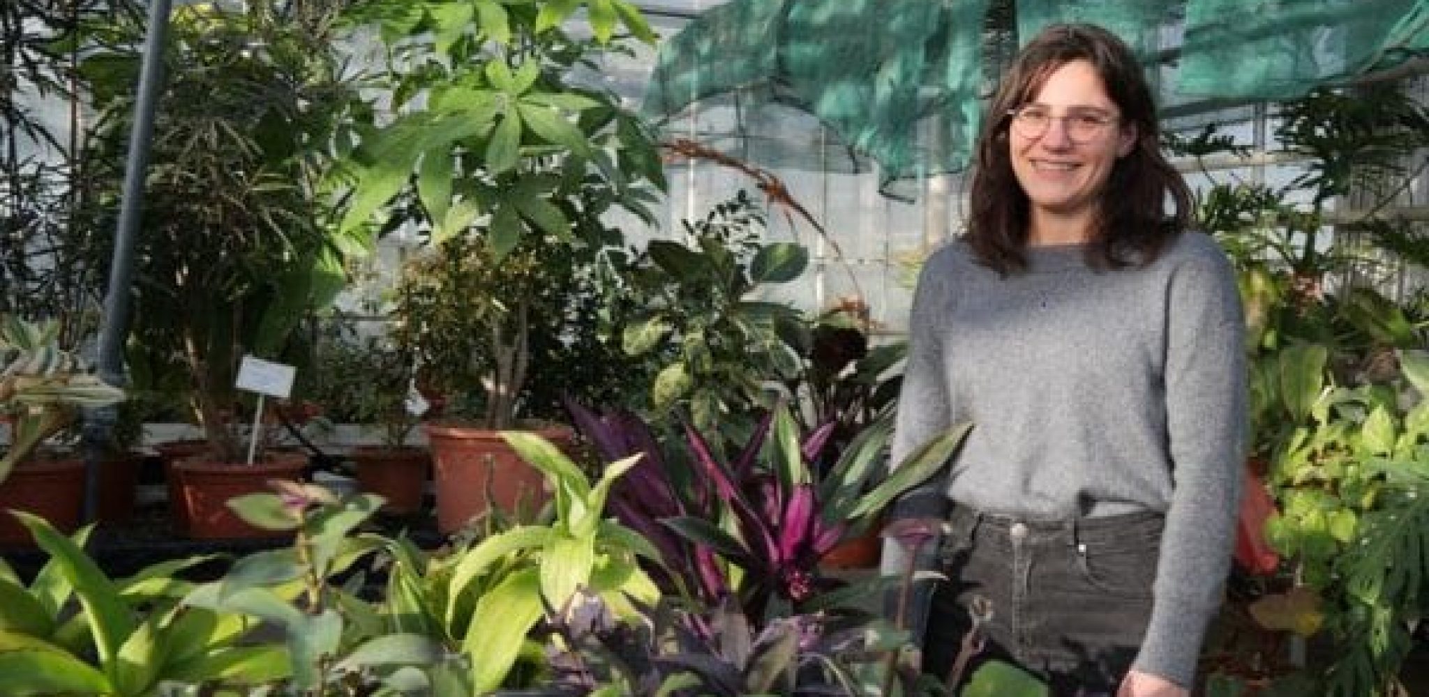 photo de la fondatrice entourée de plantes